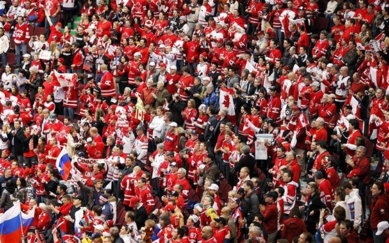 LET'S GO, CANADA! Diváci na tribun Canada Hockey Place hnali domácí tým k vítzství nad Ruskem ve tvrtfinále hokejého turnaje.