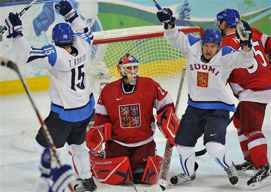 KONEC. Tomá Vokoun (uprosted) smutn kouká, jak se fintí hokejisté radují z rozhodujícího gólu ve tvrtfinále olympijského turnaje.