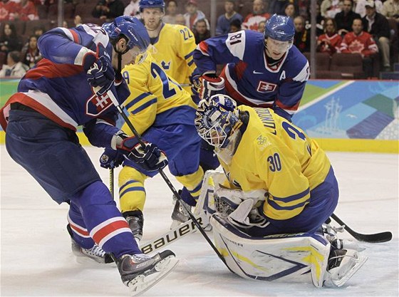 védský branká Henrik Lundqvist zasahuje proti slovenskému útoníkovi Kopeckému