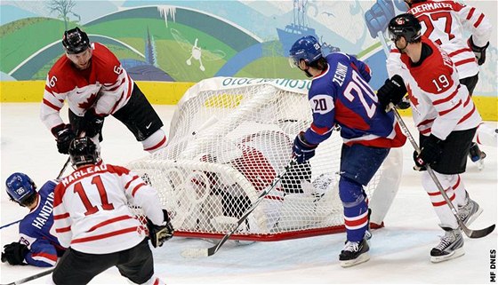 SCHOVÁVANÁ. Kanadský branká Roberto Luongo se schovává pod spadlou brankou v semifinále proti Slovensku.
