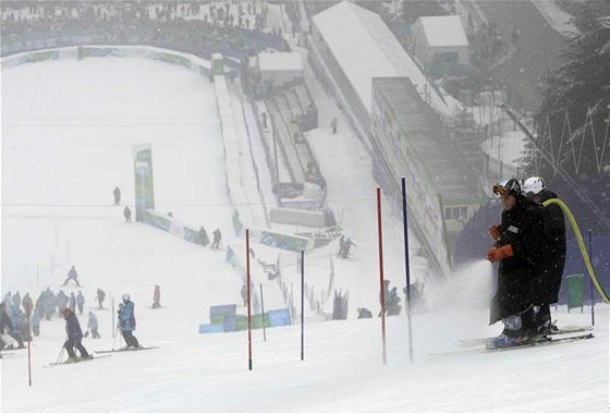 Poadatelé kropí sjezdovku ped olympijským slalomem