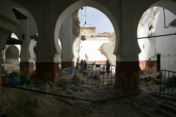Ped pouhým týdnem se v marockém mst Meknes zítil minaret. (na snímku) V sobotu se propadla stecha dalí meity.
