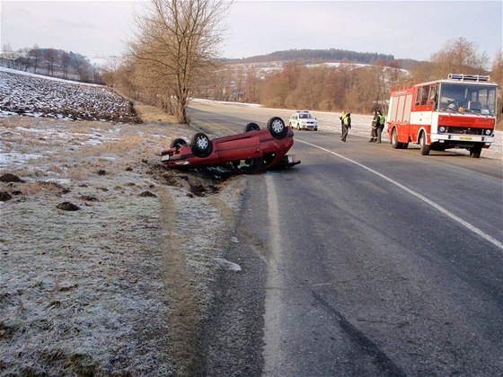 Silnice jsou místy namrzlé. Ilustraní foto.