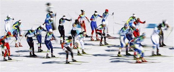 Hromadný start olympijského závodu ve skiatlonu en na 15 kilometr.