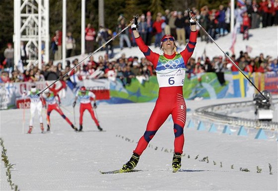 DALÍ ZLATO. Norská lyaka Marit Björgenová se raduje z vítzství ve skiatlonu. Po triumfu v individuálním sprintu tak získala ve Vancouveru u druhou zlatou medaili.