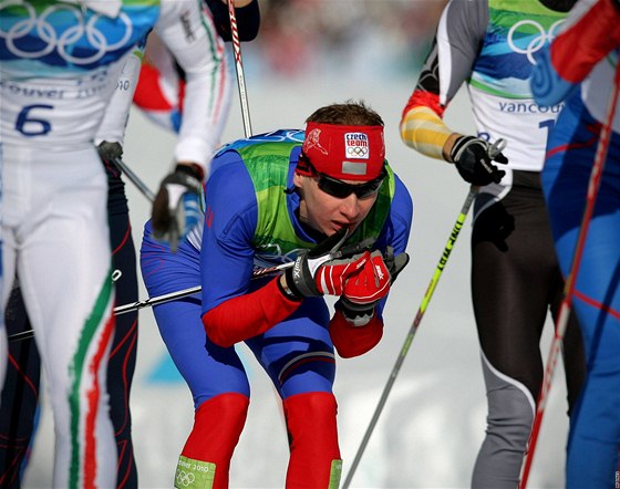 Luká Bauer (uprosted) pi olympijském závod ve skiatlonu.