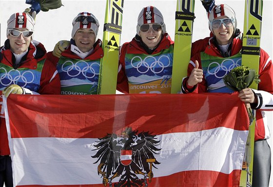 Olympijtí vítzové ze soute drustev skokan na lyích, tým Rakouska. Zleva Wolfgang Loitzl, Andreas Kofler, Thomas Morgenstern a Gregor Schlierenzauer