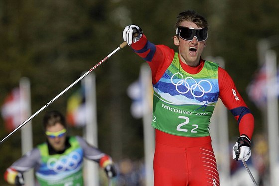 Norský závodník Petter Northug projídí jako první cílem olympijského závodu ve sprintu dvojic