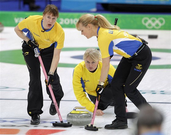 Skipaka védska Anette Norbergová posílá kámen v semifinálovém utkání curlingu en proti ín.