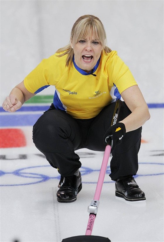 Eva Lundová ze védska bhem finálového utkání turnaje v curlingu proti Kanad. 