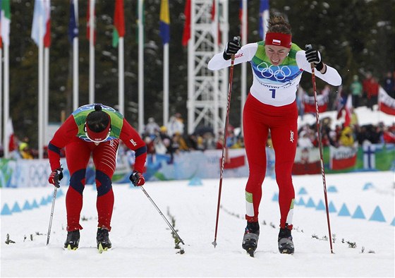 Justyna Kowalczyková z Polska (vpravo) vítzí ve finii nad Norskou lyakou Marit Björgenovou v závodu na 30 km.