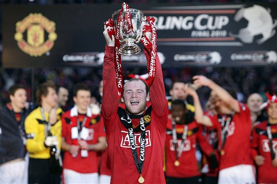Manchester United, vítz anglického Ligového poháru. S trofejí nad hlavou Wayne Rooney