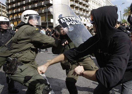 ecké protesty proti rozpotovým úsporám.