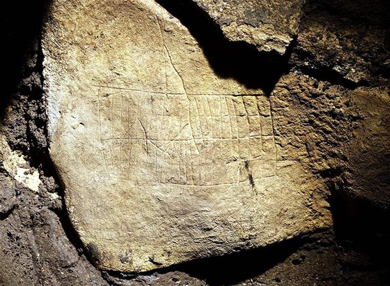 Pi zkoumání ásti nejstarího opevnní Praského hradu z 9. a 11. století objevili archeologové vyrytou kresbu. (26. února 2010)