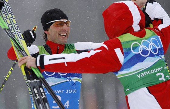 Mario Stecher, finiman rakouské sdruenáské tafety, se raduje ze zlaté medaile.