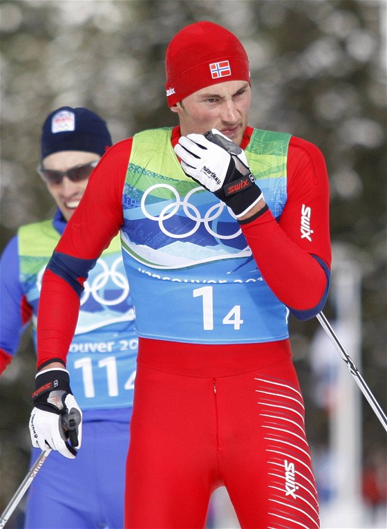Norský bec Petter Northug po dobhu olympijské tafety, v pozadí Martin Koukal.
