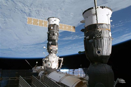 Kosmické lodi Sojuz a Progress kotvící u Mezinárodní vesmírné stanice