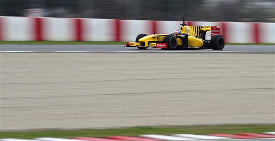 Vitalij Petrov s Renaultem pi testech v Barcelon.