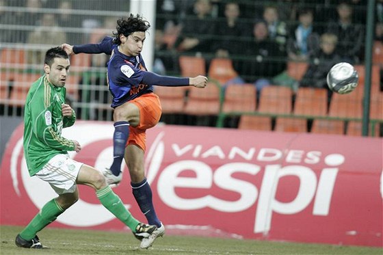 Alberto Costa z Montpellieru (vpravo) bojuje s Loicem Perrinem ze St. Etienne v utkání francouzské ligy.