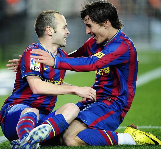 Andres Iniesta (vlevo) a Bojan Krkic z Barcelony se radují z gólu.