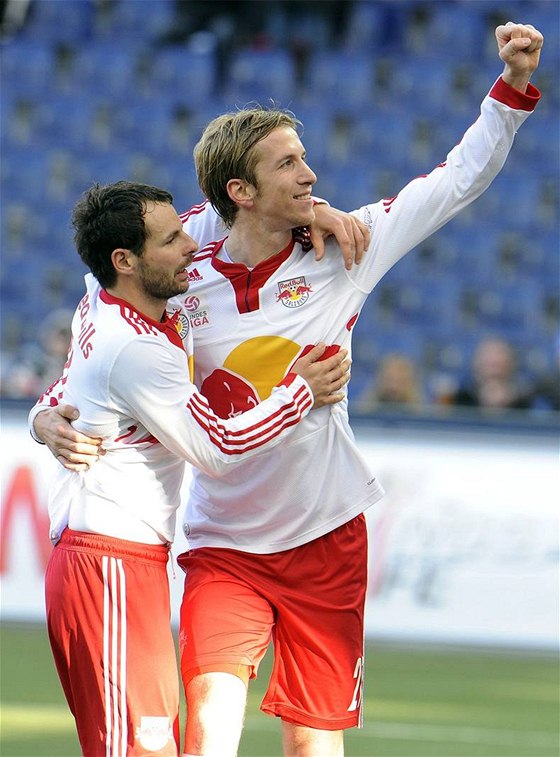 Roman Wallner (vlevo) a Marc Janko ze Salcburku se radují ze vsteleného gólu.