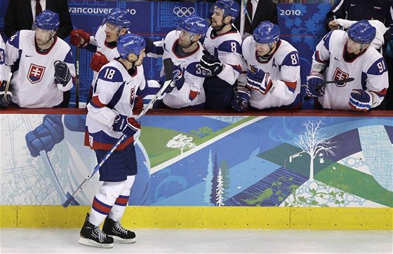 Slovenský úto�ník Miroslav �atan po vít�zném gólu v osmifinále proti Norsku objí�dí st�ída�ku a p�ijímá gratulace od spoluhrá��.
