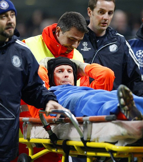 Zranný Petr ech z Chelsea opoutí zápas na nosítkách.