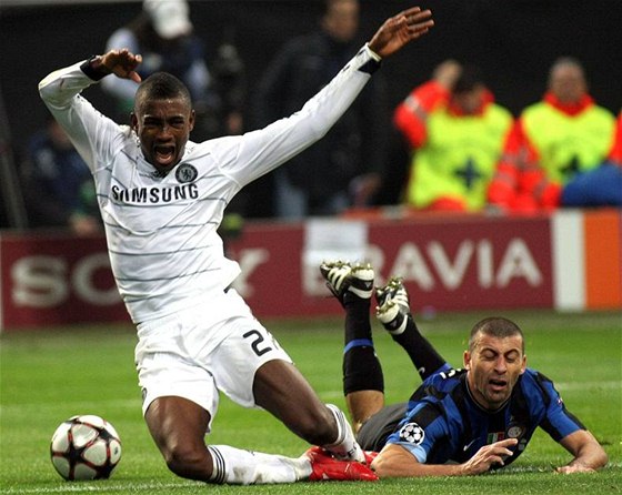 Salomon Kalou z Chelsea (vlevo) padá po souboji s Walterem Samuelem z Interu v utkání Ligy mistr.