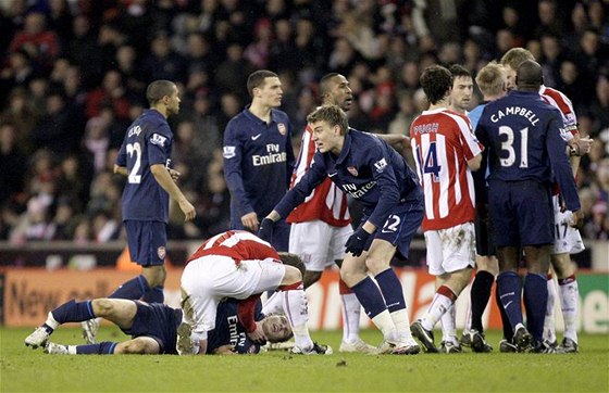 Aaron Ramsey z Arsenalu leí na zemi se zlomenou nohou.