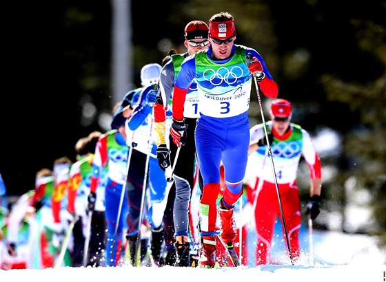 Luká Bauer na olympiád ve skiatlonu dlouho vedl, ale nakonec dobhl sedmý.