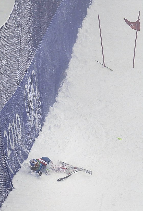 KONEC MEDAILOVÉHO SNU. Jedna z favoritek olympijského obího slalomu Lindsey Vonnová v prvním kole upadla.