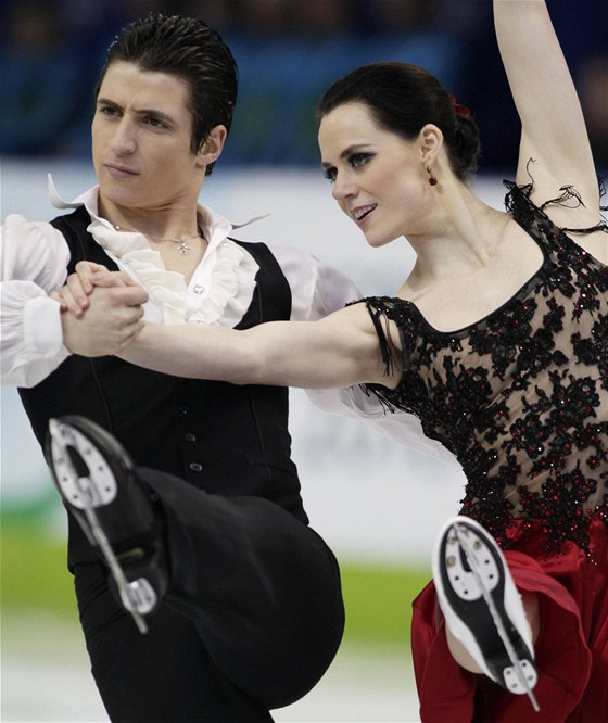 KANADSKÝ TANENÍ PÁR Tessa Virtueová, Scott Moir vede originálním tanci olympijskou sout.