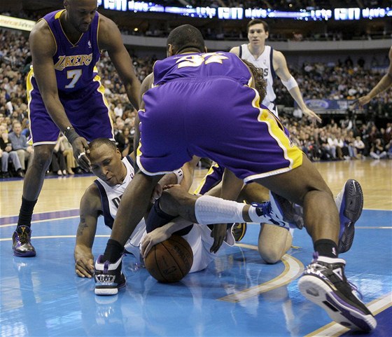 Dallas - LA Lakers: Lamar Odom (vlevo) z Los Angeles a jeho spoluhrá Ron Artest atakují Shawna Mariona z Dallasu.