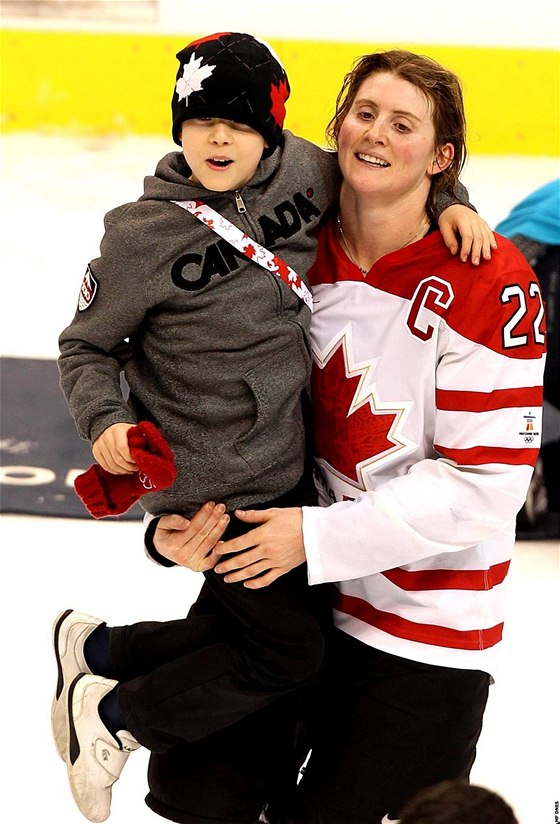 ESKÁ STOPA. Kanadská hvzda Hayley Wickenheiserová se synem Noahem, kterého vychovává s eským pítelem Tomáem Pacinou.