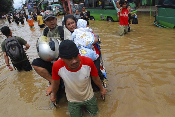 Záplavy po monzunových detích v indonéském Bandungu