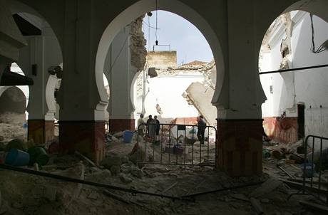 V marockm mst Meknes se ztil nkolik set let star minaret (19. nora 2010)