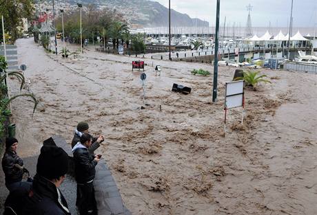 Zplavy a sesuvy pdy si na Madeie vydaly destky obt (20. nora 2010)