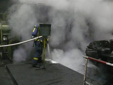 Por oleje pod kovacm strojem v kladensk huti (19.2.2010)