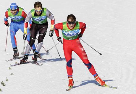 Norsk zvodnk Petter Northug (vpravo) dojd do cle sprintu dvojic na prvnm mst ped druhm Alexem Teichmannem (uprosted) a tetm Alexejem Ptuchovem 