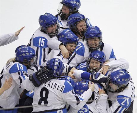 Finsk radost v zpase o tet msto v hokeji en na ZOH ve Vancouveru.