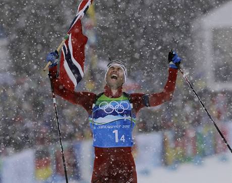 DAL ZLATO PRO LEGENDU. Finiman norsk tafety biatlonist, Ole Einar Bjrndalen, se s vlajkou v ruce raduje z vtzstv. Zskal tak ji sv est olympijsk zlato.