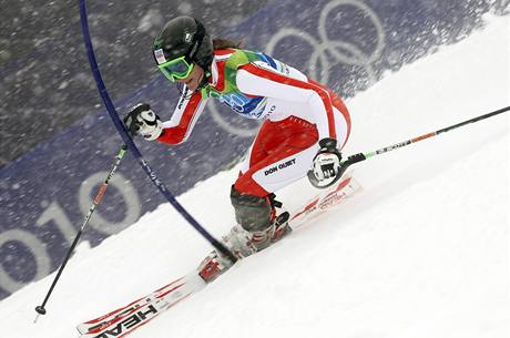 Česká lyžařka Šárka Záhrobská si jede pro bronzovou olympijskou medaili ve slalomu speciál.