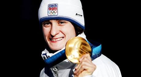 Rychlobruslaka Martina Sblkov se zlatou olympijskou medail za vtzstv na trati na 5000 metr. (24. nora 2010)