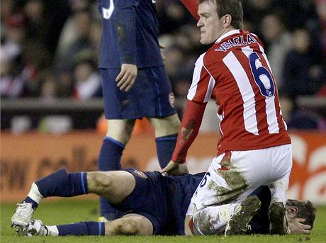 Aaron Ramsey z Arsenalu le na zemi se zlomenou nohou. Zrann utrpl v souboji s Ryanem Shawcrossem ze Stoke