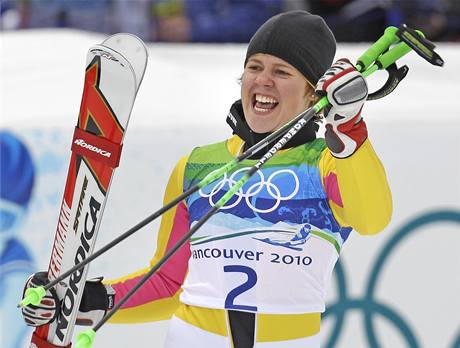Pekvapiv vtzka obho slalomu Viktoria Rebensburgov se raduje z olympijskho triumfu. 