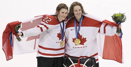 Hayley Wickenheiserov (vlevo) s brankkou Shannon Szabadosovou