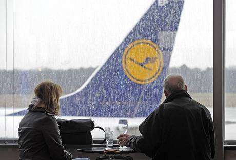 Pasai pozoruj stojc letadlo Lufthansy na letiti Cologne - Bonn.