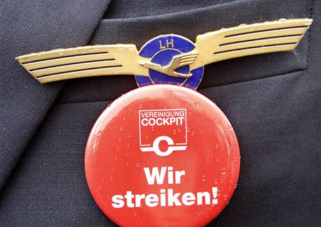 Vce ne 4 000 pilot Lufthansy i jejch dceinch spolenost Germanwings a Lufthansa Cargo vstoupili o plnoci do tydenn stvky. Chtj si tm vymoci vy platy a zruky zachovn mst.