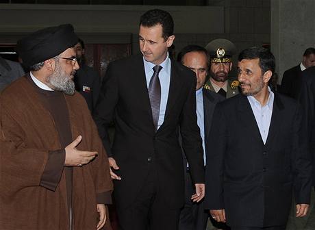 Zleva f Hizballhu Hasan Nasrallh, syrsk prezident Bar Assad a rnsk prezident Mahmd Ahmadned