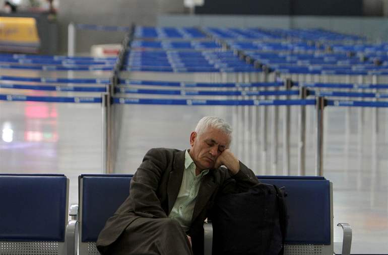 etí odborái vstoupili do generální stávky (24. února 2010). Pasaér usnul na vyprázdnném letiti.